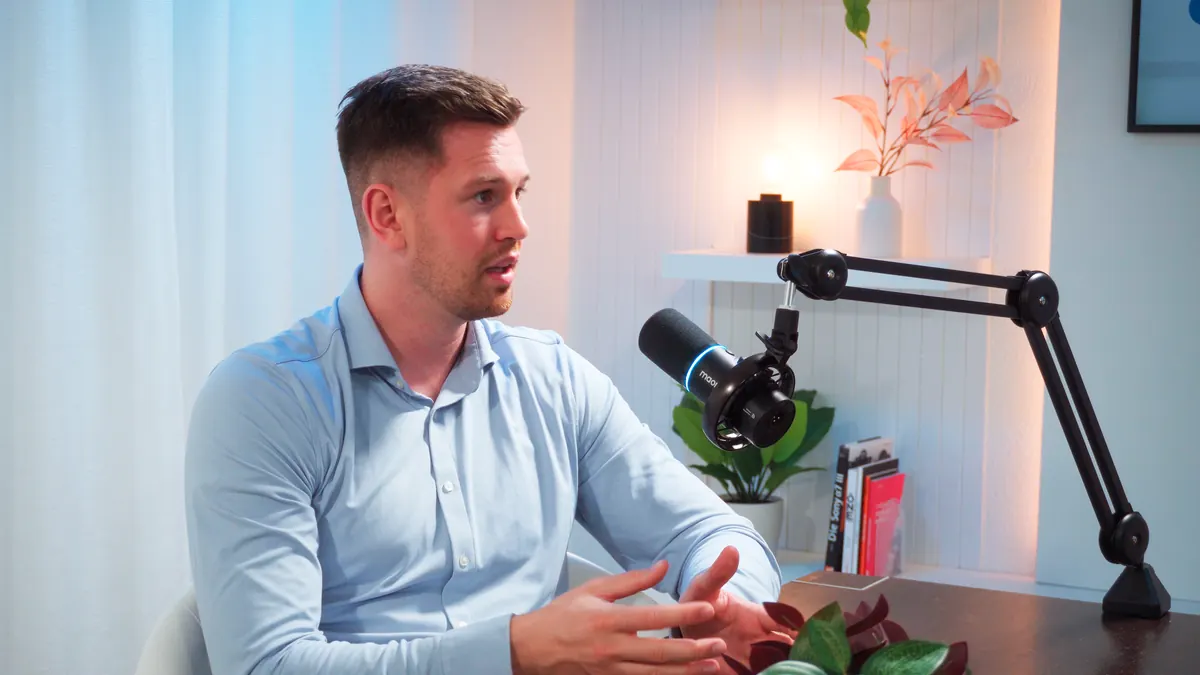 Nahaufnahme eines Gasts von OnvitecTalk am Podcast Mikrofon