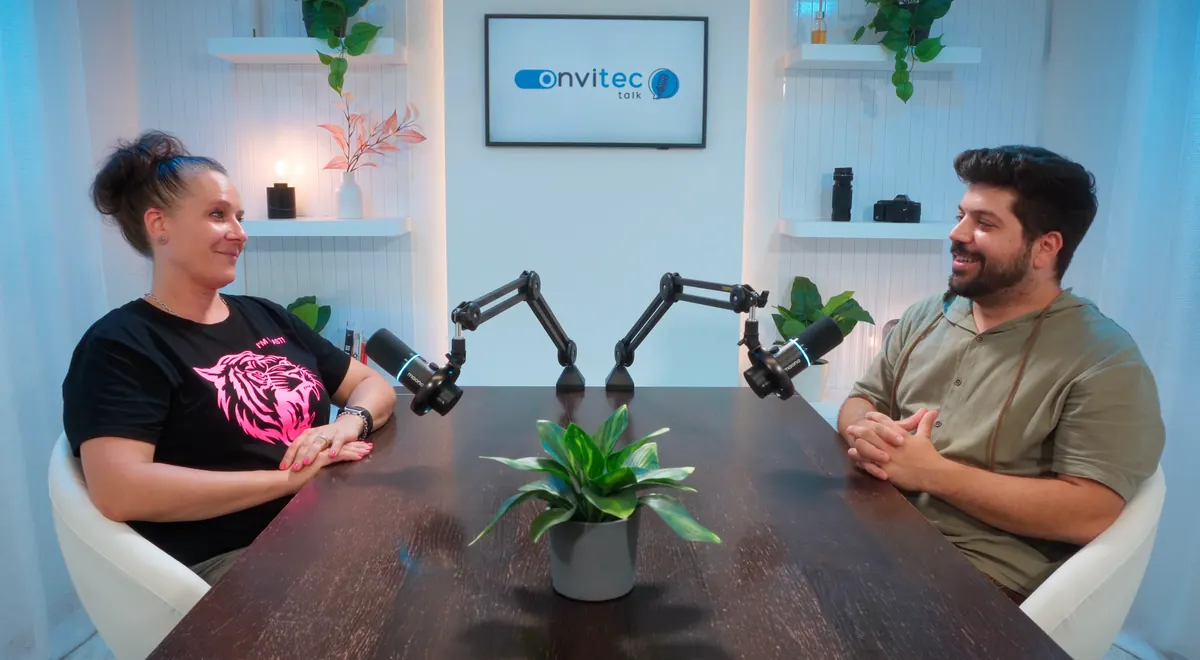 Aufnahme des Podcasts OnvitecTalk mit zwei Gesprächspartnern am Tisch im Onvitec Content Studio