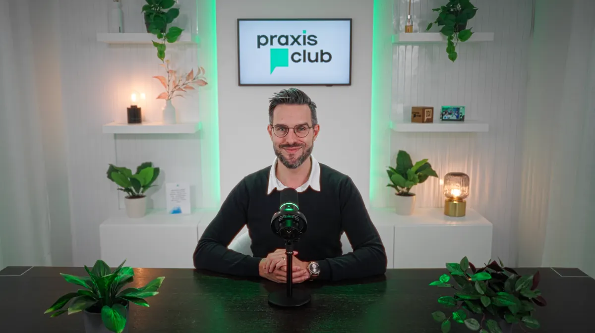Kundenaufnahme im Onvitec Content Studio mit grüner Beleuchtung und Logo auf dem Bildschirm