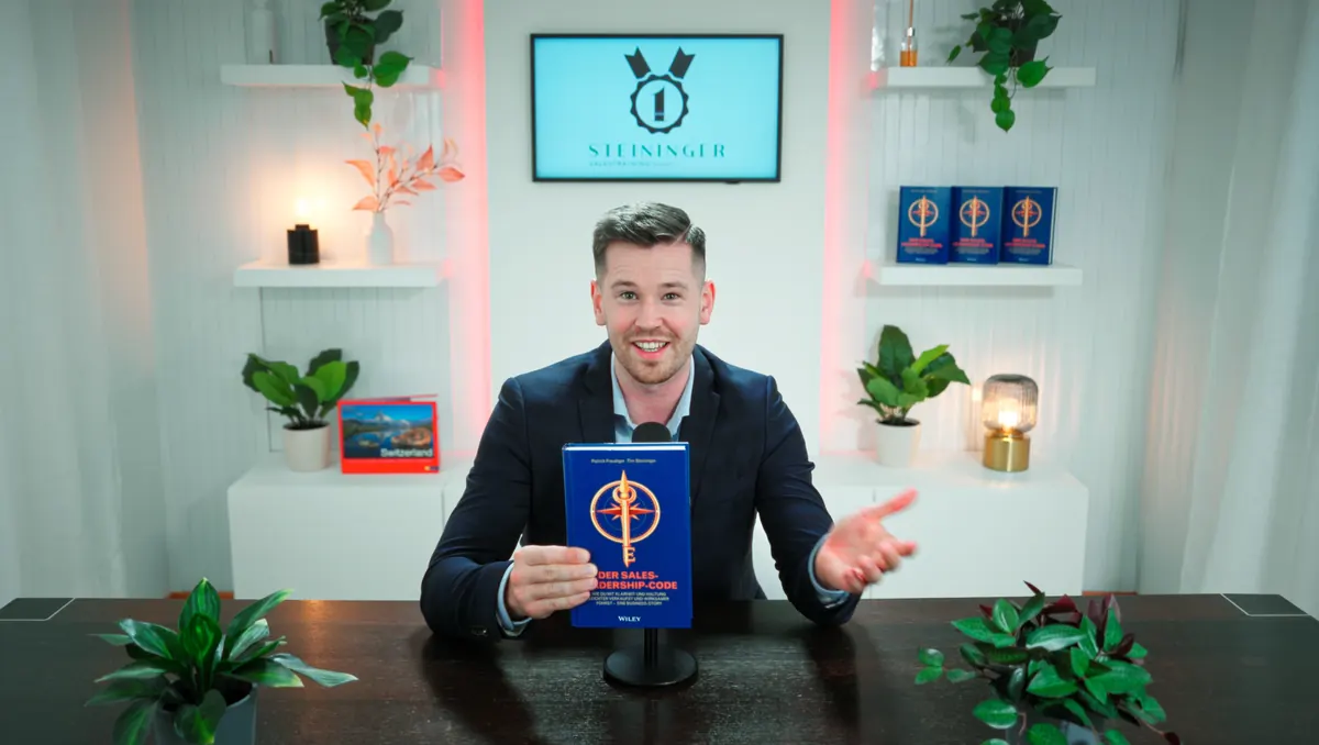 Kundenaufnahme im Onvitec Content Studio mit roter Beleuchtung und Logo auf dem Bildschirm