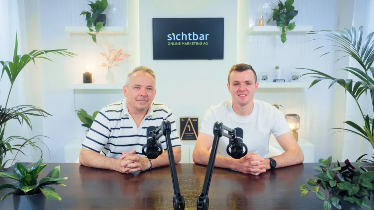 Kundenaufnahme mit zwei Gesprächspartnern und Logo auf dem Bildschirm im Onvitec Content Studio